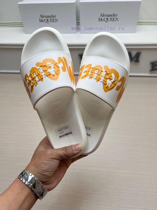 McQueen's latest thick soled one-piece slippers add a unique and charming power to the shoes5q8092uv - Image 3