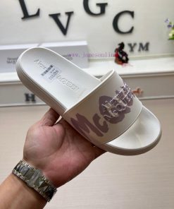 McQueen's latest thick soled one-piece slippers add a unique and charming power to the shoe7icrd66f