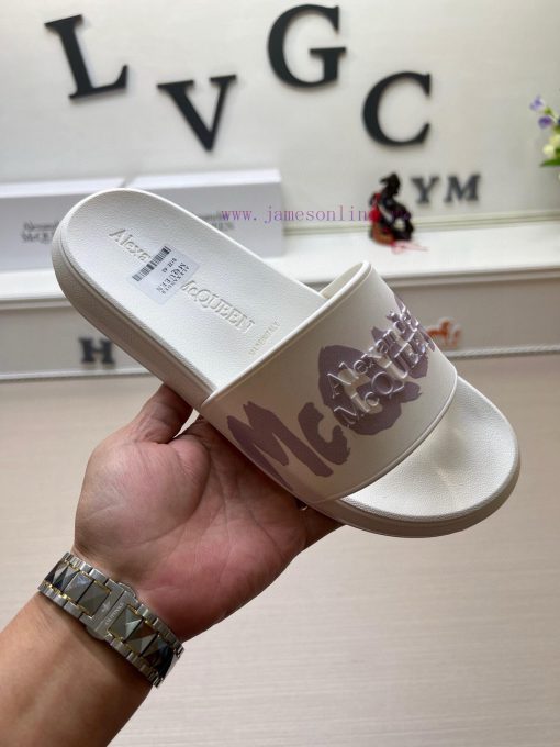McQueen's latest thick soled one-piece slippers add a unique and charming power to the shoe7icrd66f