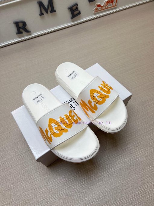 McQueen's latest thick soled one-piece slippers add a unique and charming power to the shoes5q8092uv - Image 4