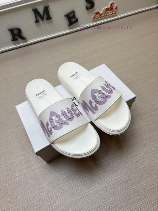 McQueen's latest thick soled one-piece slippers add a unique and charming power to the shoe7icrd66f - Image 4