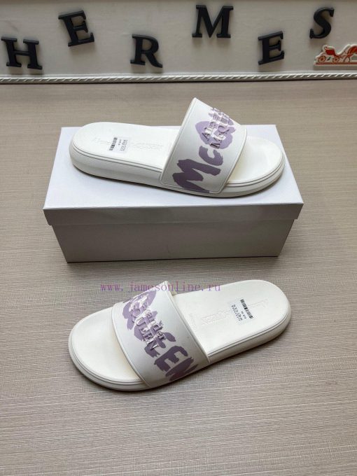 McQueen's latest thick soled one-piece slippers add a unique and charming power to the shoe7icrd66f - Image 5