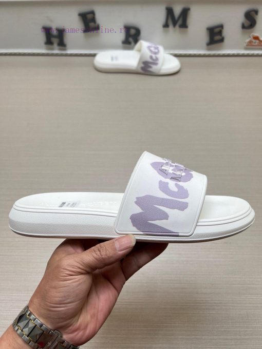 McQueen's latest thick soled one-piece slippers add a unique and charming power to the shoe7icrd66f - Image 6