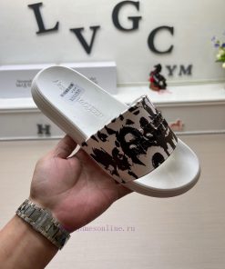 McQueen's latest thick soled one-piece slippers add a unique and charming power to the shoesapoo365v