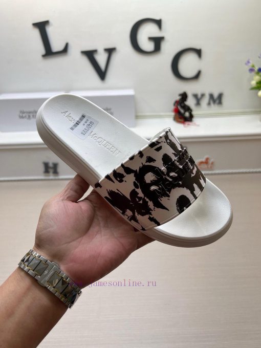 McQueen's latest thick soled one-piece slippers add a unique and charming power to the shoesapoo365v