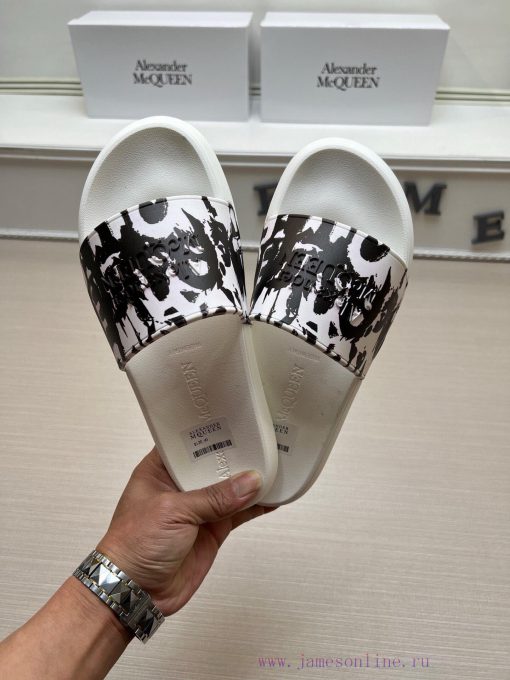 McQueen's latest thick soled one-piece slippers add a unique and charming power to the shoesapoo365v - Image 3