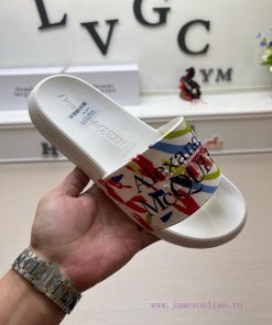 McQueen's latest thick soled one-piece slippers add a unique and charming power to the shoesn9gx7c8z