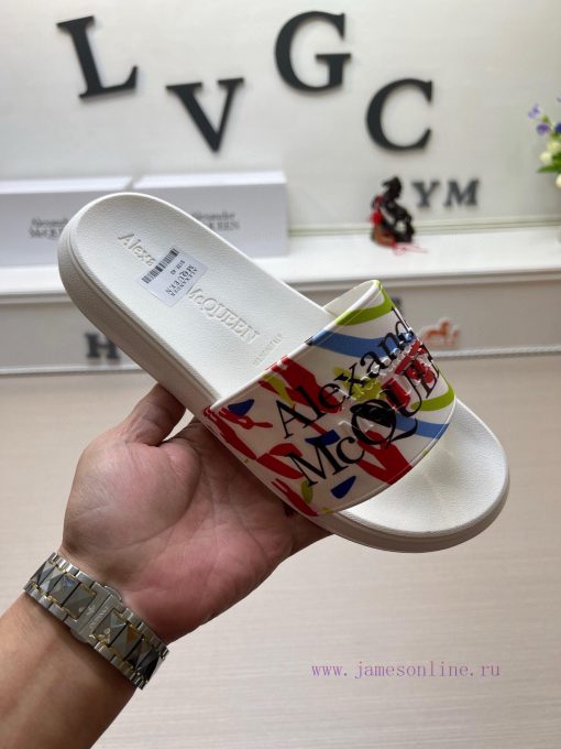 McQueen's latest thick soled one-piece slippers add a unique and charming power to the shoesn9gx7c8z
