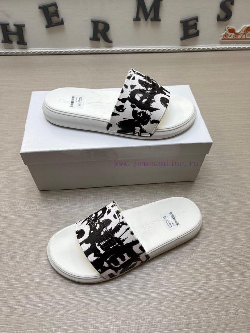 McQueen's latest thick soled one-piece slippers add a unique and charming power to the shoesapoo365v - Image 5