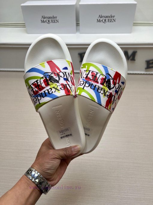 McQueen's latest thick soled one-piece slippers add a unique and charming power to the shoesn9gx7c8z - Image 3