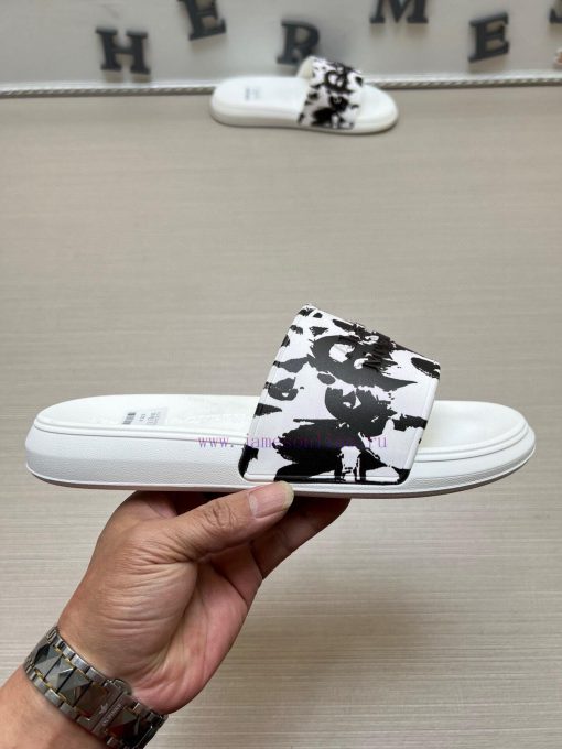 McQueen's latest thick soled one-piece slippers add a unique and charming power to the shoesapoo365v - Image 6