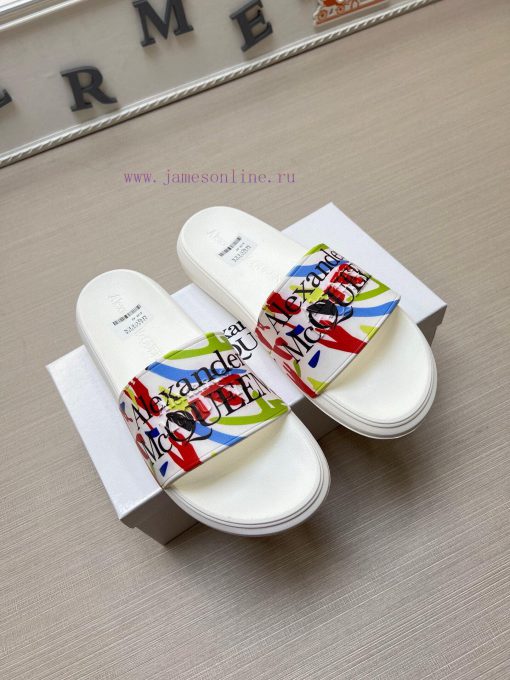 McQueen's latest thick soled one-piece slippers add a unique and charming power to the shoesn9gx7c8z - Image 4
