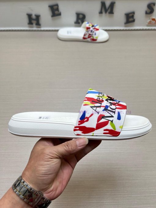 McQueen's latest thick soled one-piece slippers add a unique and charming power to the shoesn9gx7c8z - Image 6