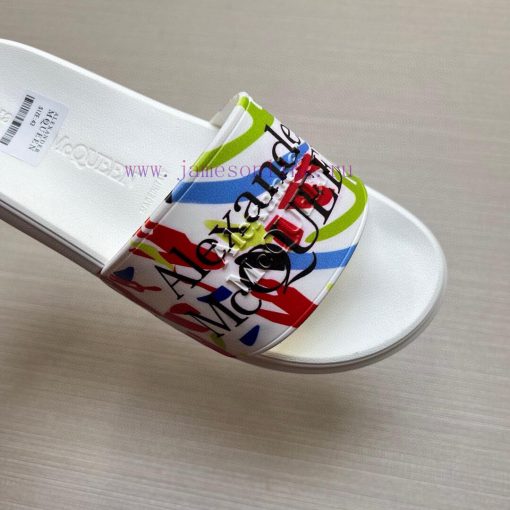 McQueen's latest thick soled one-piece slippers add a unique and charming power to the shoesn9gx7c8z - Image 7