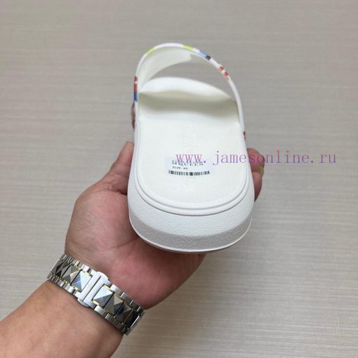 McQueen's latest thick soled one-piece slippers add a unique and charming power to the shoesn9gx7c8z - Image 8