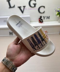 McQueen's latest thick soled one-piece slippers add a unique and charming power to the shoesbb75573h