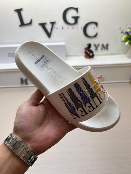 McQueen's latest thick soled one-piece slippers add a unique and charming power to the shoesbb75573h