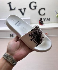 McQueen's latest thick soled one-piece slippers add a unique and charming power to the shoesnzadbp5b