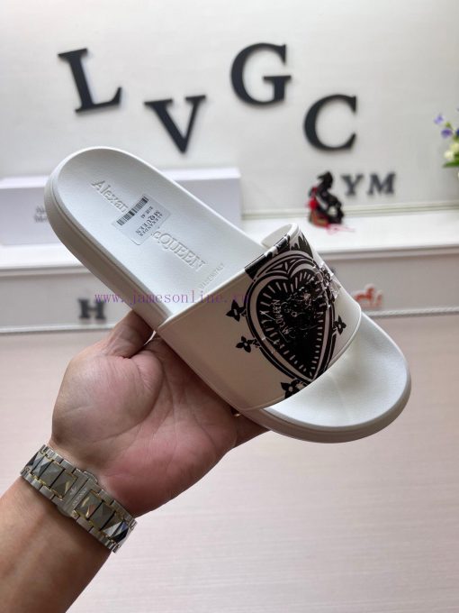 McQueen's latest thick soled one-piece slippers add a unique and charming power to the shoesnzadbp5b