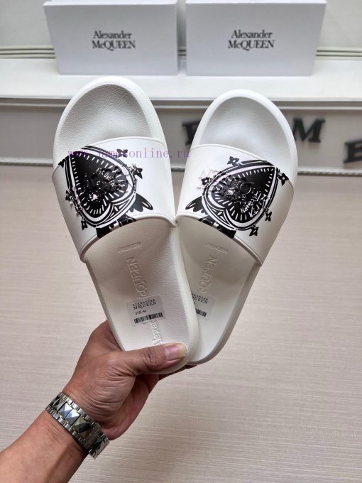 McQueen's latest thick soled one-piece slippers add a unique and charming power to the shoesnzadbp5b - Image 3