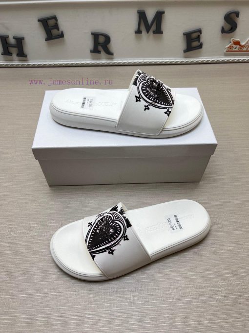 McQueen's latest thick soled one-piece slippers add a unique and charming power to the shoesnzadbp5b - Image 5