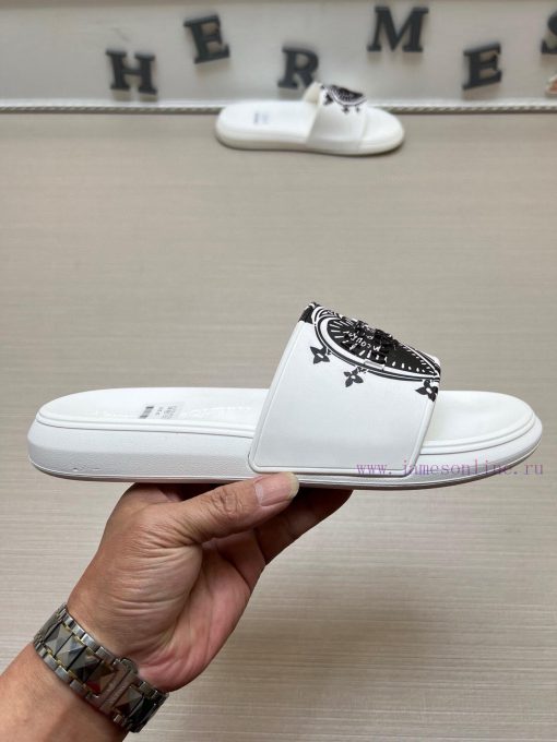 McQueen's latest thick soled one-piece slippers add a unique and charming power to the shoesnzadbp5b - Image 6