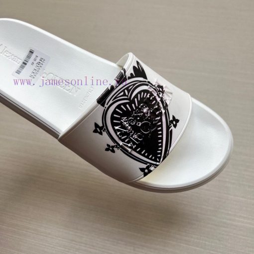 McQueen's latest thick soled one-piece slippers add a unique and charming power to the shoesnzadbp5b - Image 7