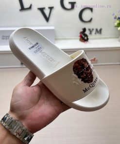 McQueen's latest thick soled one-piece slippers add a unique and charming power to the shoesq8tcug5i