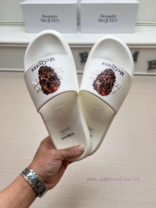 McQueen's latest thick soled one-piece slippers add a unique and charming power to the shoesq8tcug5i - Image 3