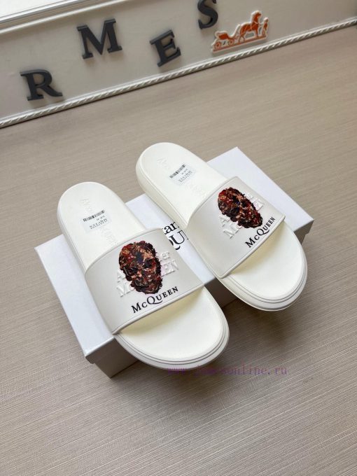 McQueen's latest thick soled one-piece slippers add a unique and charming power to the shoesq8tcug5i - Image 4