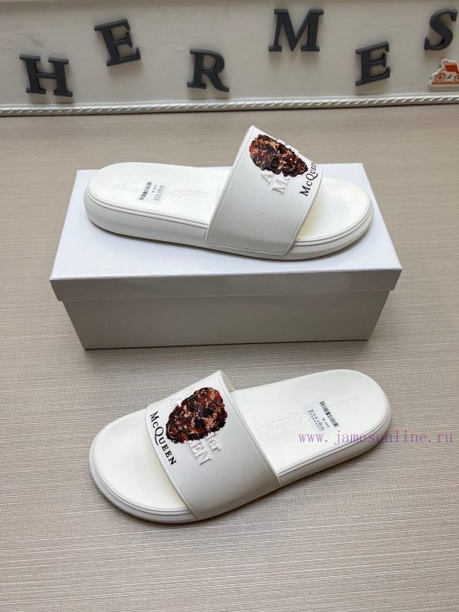 McQueen's latest thick soled one-piece slippers add a unique and charming power to the shoesq8tcug5i - Image 5