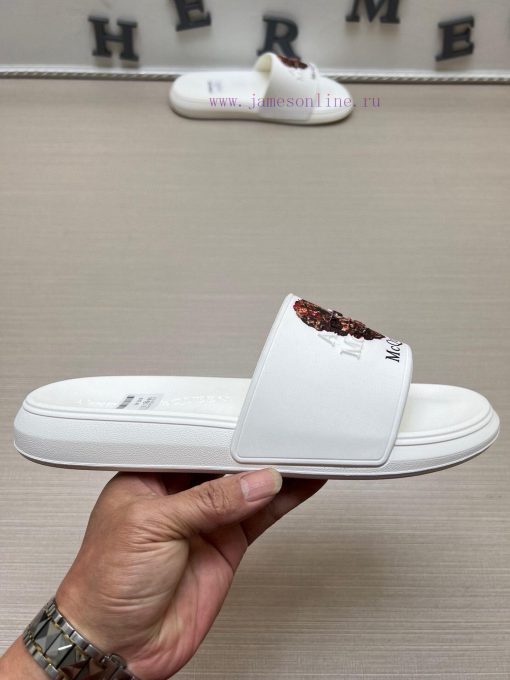 McQueen's latest thick soled one-piece slippers add a unique and charming power to the shoesq8tcug5i - Image 6