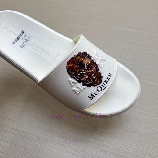 McQueen's latest thick soled one-piece slippers add a unique and charming power to the shoesq8tcug5i - Image 7