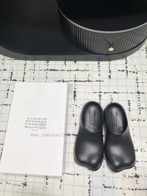 The design of the new 2024 model of MM6 digital logo pattern low heeled sandals is simply tooaabined - Image 2