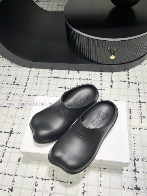 The design of the new 2024 model of MM6 digital logo pattern low heeled sandals is simply tooaabined - Image 3