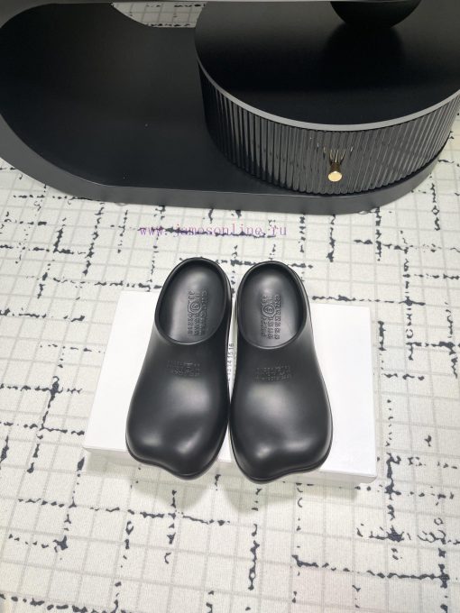The design of the new 2024 model of MM6 digital logo pattern low heeled sandals is simply tooaabined - Image 4