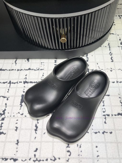 The design of the new 2024 model of MM6 digital logo pattern low heeled sandals is simply tooaabined - Image 5