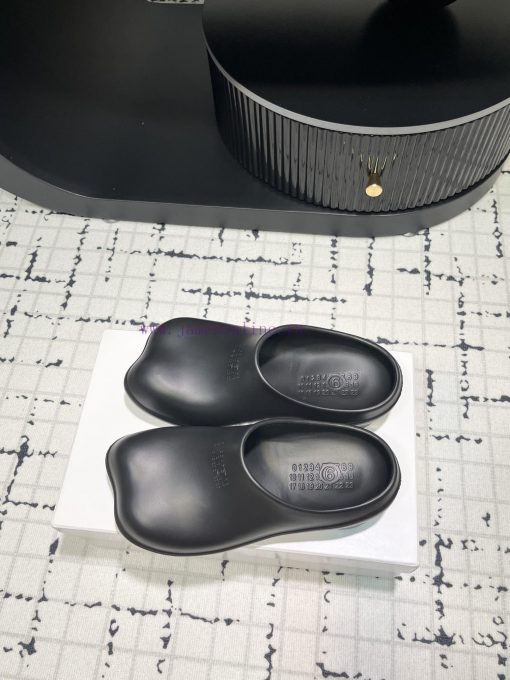The design of the new 2024 model of MM6 digital logo pattern low heeled sandals is simply tooaabined - Image 6