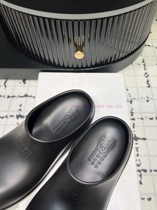 The design of the new 2024 model of MM6 digital logo pattern low heeled sandals is simply tooaabined - Image 7