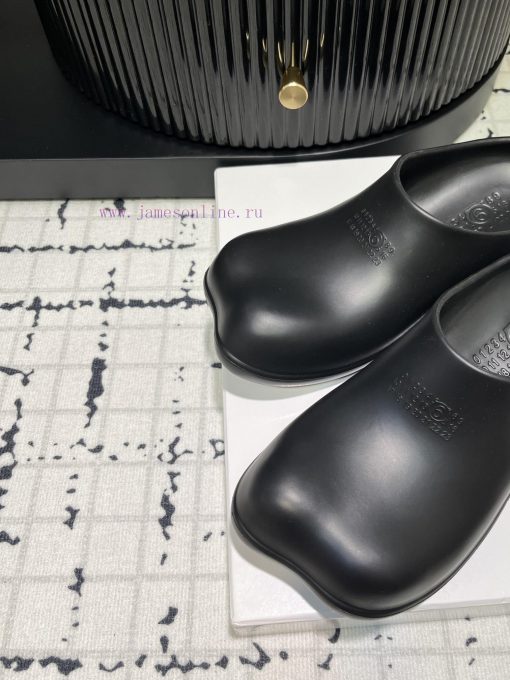 The design of the new 2024 model of MM6 digital logo pattern low heeled sandals is simply tooaabined - Image 8