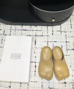 The design of the new 2024 model of MM6 digital logo pattern low heeled sandals is simply tor37vaaxq