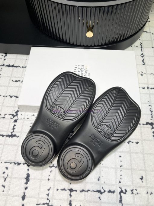 The design of the new 2024 model of MM6 digital logo pattern low heeled sandals is simply tooaabined - Image 10