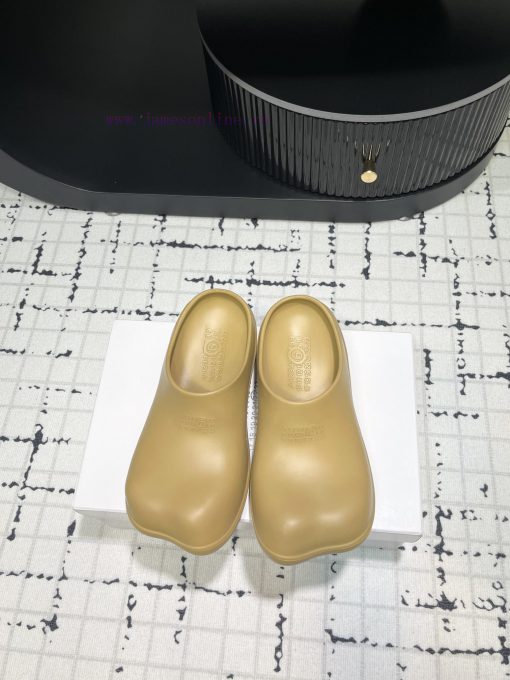 The design of the new 2024 model of MM6 digital logo pattern low heeled sandals is simply tor37vaaxq - Image 3