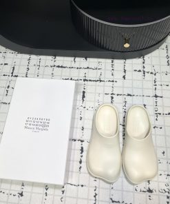 The design of the new 2024 model of MM6 digital logo pattern low heeled sandals is simply to58k3ye7p