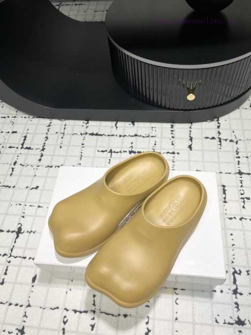 The design of the new 2024 model of MM6 digital logo pattern low heeled sandals is simply tor37vaaxq - Image 4