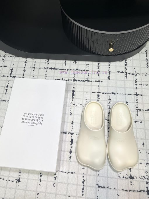 The design of the new 2024 model of MM6 digital logo pattern low heeled sandals is simply to58k3ye7p - Image 2
