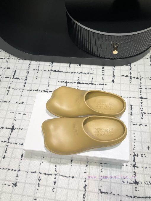 The design of the new 2024 model of MM6 digital logo pattern low heeled sandals is simply tor37vaaxq - Image 5