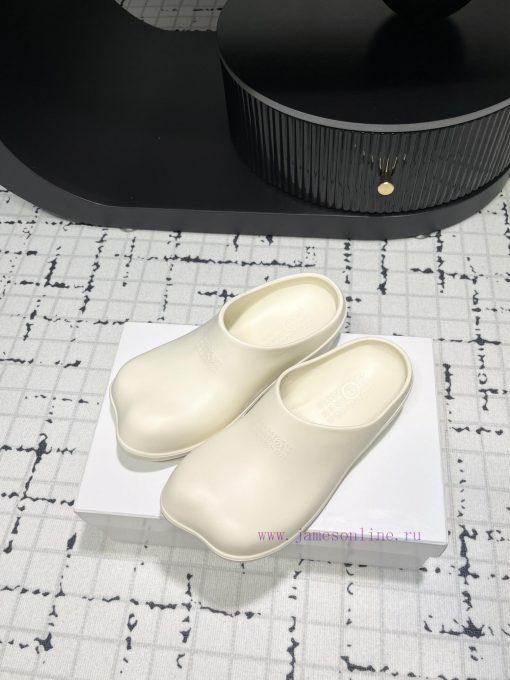 The design of the new 2024 model of MM6 digital logo pattern low heeled sandals is simply to58k3ye7p - Image 3