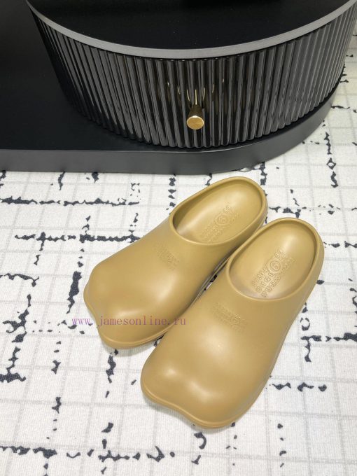 The design of the new 2024 model of MM6 digital logo pattern low heeled sandals is simply tor37vaaxq - Image 6