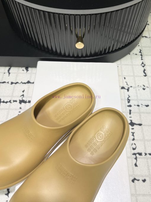 The design of the new 2024 model of MM6 digital logo pattern low heeled sandals is simply tor37vaaxq - Image 7